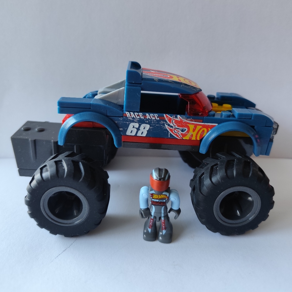 3/$20💗MEGA Hot Wheels Monster Truck with Figure